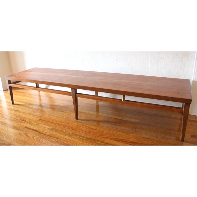 This is a mid century modern "Tuxedo" coffee table by Lane with a gorgeous wood grain. It has their signature inlaid...