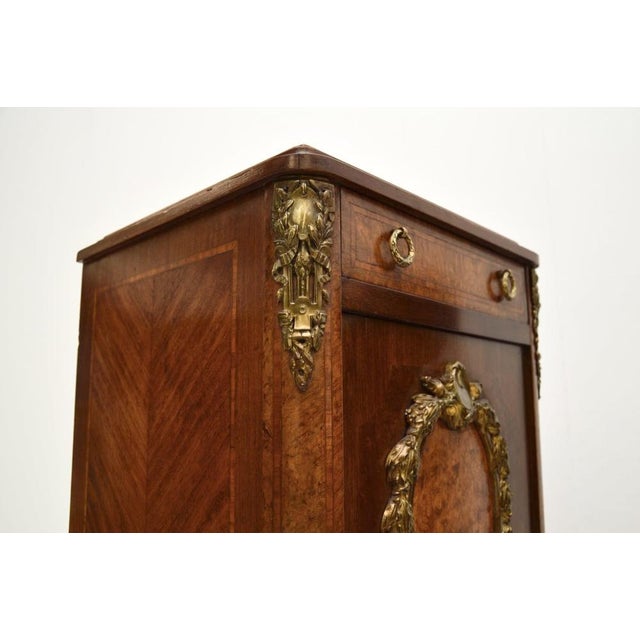 French Inlaid Walnut Bedside Cabinets with Marble Tops, 1870s, Set of 2 For Sale - Image 9 of 15
