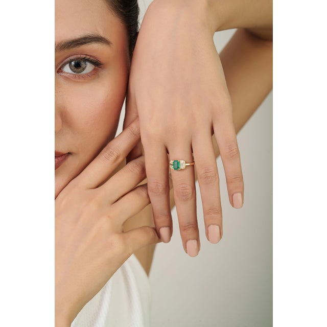 VRJewels 14k Yellow Gold 1ct Natural Zambian Emerald & Diamond Three-Stone Ring Size 8 For Sale - Image 4 of 13