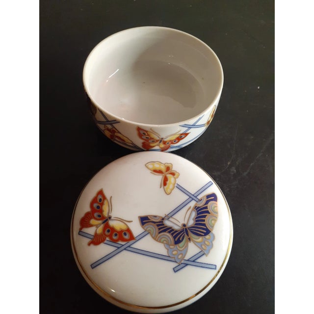 This is a GORGEOUS Butter Flight Butterflies 4" Porcelain Trinket Box Made in Japan. Procured at auction