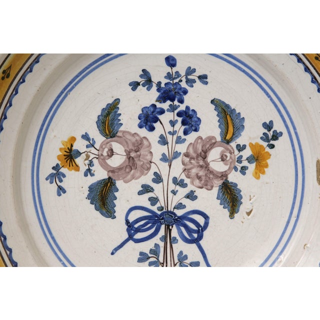 18th Century English Delft Polychrome Charger, London C. 1740-1760 For Sale In New York - Image 6 of 10