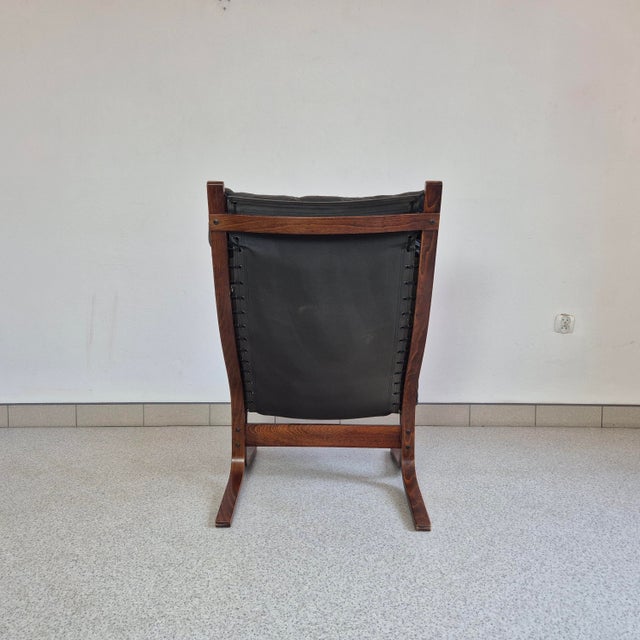 Dimensions: * Height: 100 cm * Seat height: 42 cm * Width: 80 cm × 62 cm One of the most recognizable icons of 20th-...
