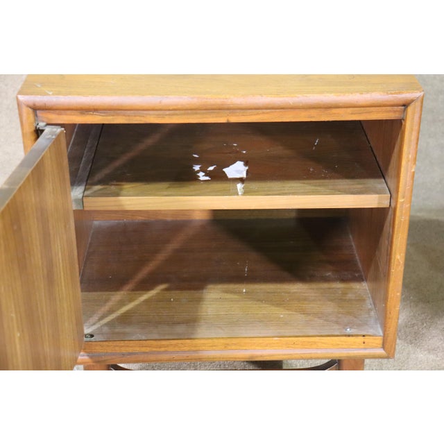 Mid 20th Century Cavalier Furniture Bedside Tables - 2 Pieces For Sale In Philadelphia - Image 6 of 12