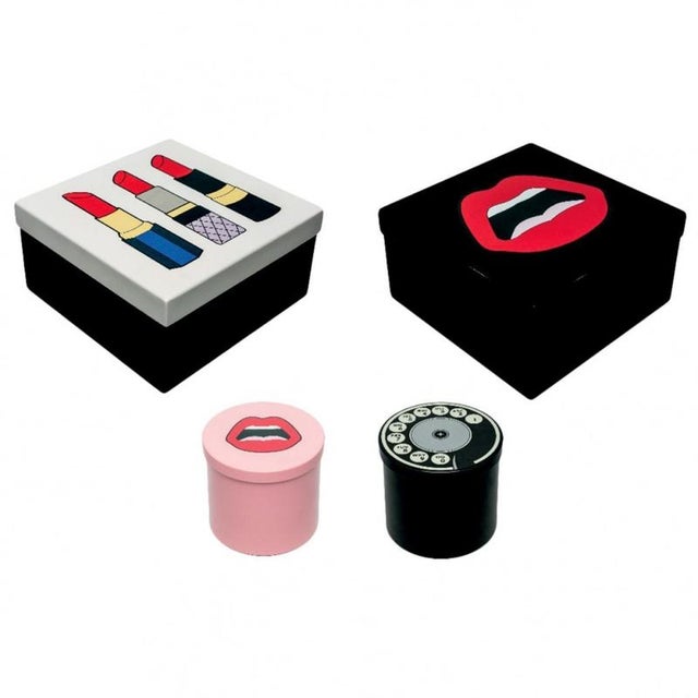 Secrets Round Box in Powder-Coated Aluminum by altreforme Dimensions: Ø 15,5 x H 15,5 cm. Materials: Powder-coated...