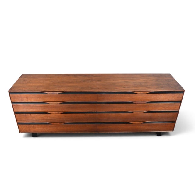 Glenn of California Mid 20th Century John Kapel Low Eight Drawer Dresser in Walnut For Sale - Image 4 of 10