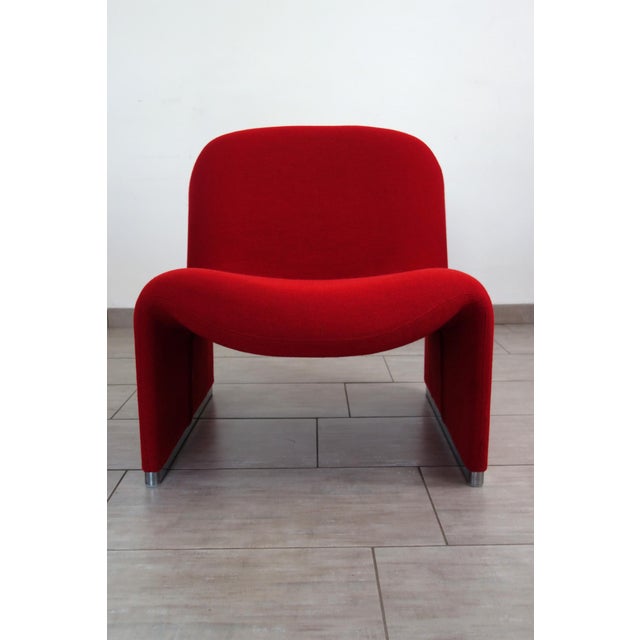 The original Alky low armchair, designed by Giancarlo Piretti for Artifort in the 1970s, is a true design classic. It...