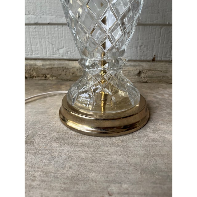 1980s Vintage Crystal & Brass Table Lamp Hollywood Regency, Criss-Cross Cuts For Sale - Image 4 of 10