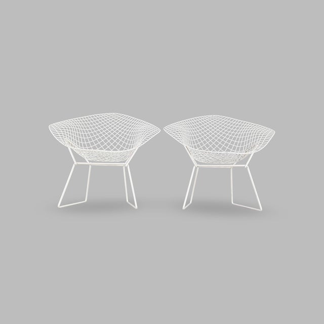 We are offering a beautiful set of two Diamond chairs from the renowned German manufacturer Knoll for sale. The chairs...