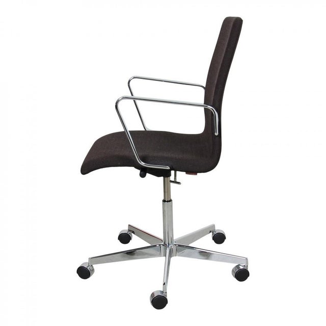 Fritz Hansen Grey Fabric and Chrome Oxford Office Chair by Arne Jacobsen For Sale - Image 4 of 8