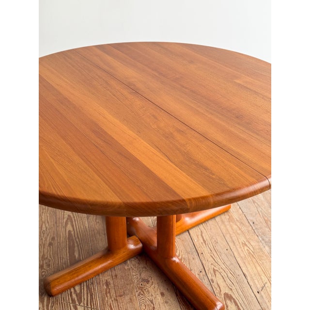 Sculptural Round Extendable Dining Table from Dyrlund For Sale - Image 11 of 18