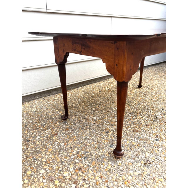 Late Twentieth Century D R Dimes Traditional Early American Colonial Scalloped Coffee Table For Sale - Image 4 of 11