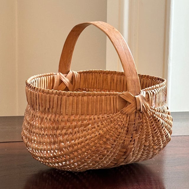 Offering a small handwoven splint oak buttocks basket made by artisans in Coker Creek, Tennessee. Beautifully constructed...