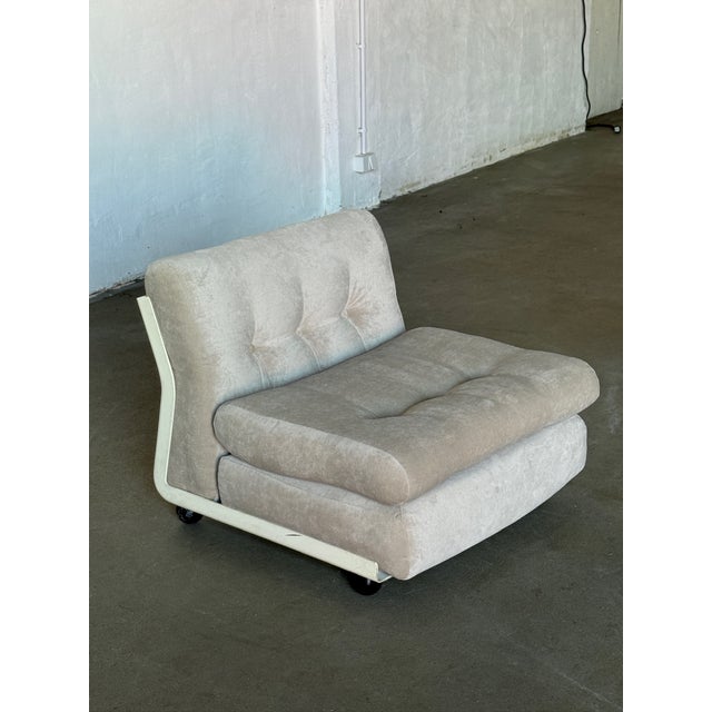 A rare and highly collectible Amanta modular sofa designed by the legendary Mario Bellini for B&B Italia. This...