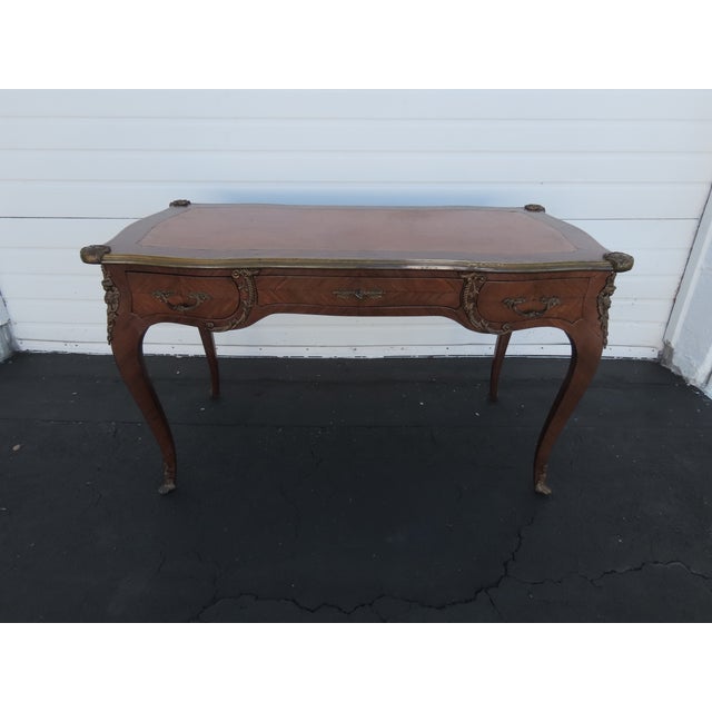 This high quality Partner Desk is made of wood, solid wood, veneer, leather, and brass/bronze. This Desk is an excellent...