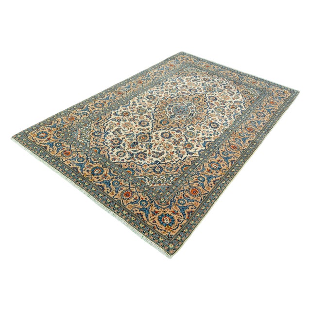 This exquisite hand-knotted Kashan oriental rug is a masterpiece of traditional knotting art. The harmonious interplay of...