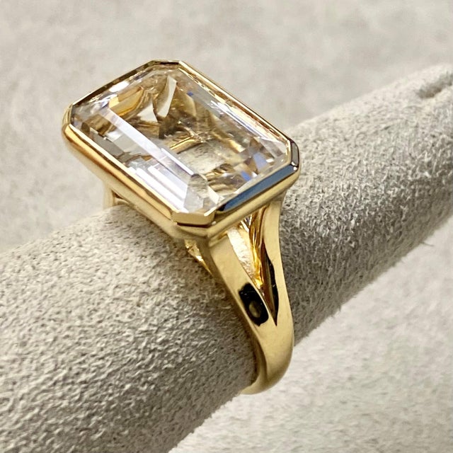 Syna Yellow Gold Mogul Ring with Rock Crystal For Sale In New York - Image 6 of 6