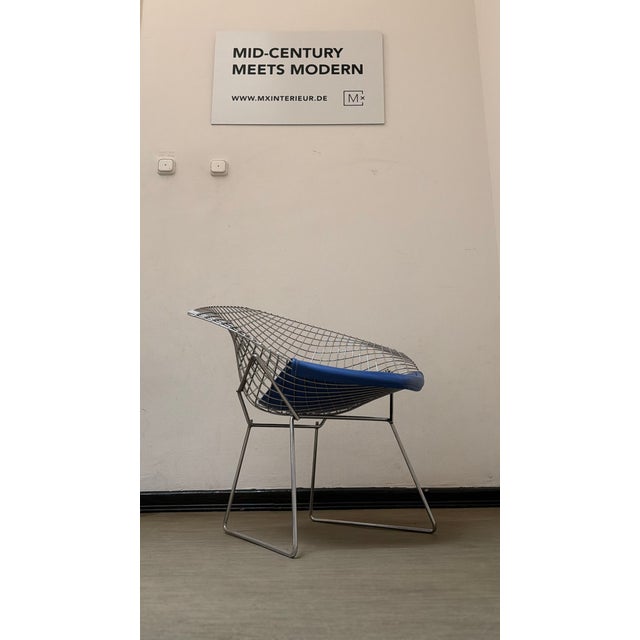 Wire 421 and 422 Diamond Chairs in Silver and Blue by Harry Bertoia for Knoll, 1970s, Set of 2 For Sale - Image 6 of 18