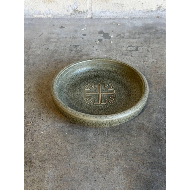 1970s Green Ceramic Bowl Danish Studio Pottery Forenede Kreditforeninger Emblem Johgus Bornholm 1970s For Sale - Image 5 of 10