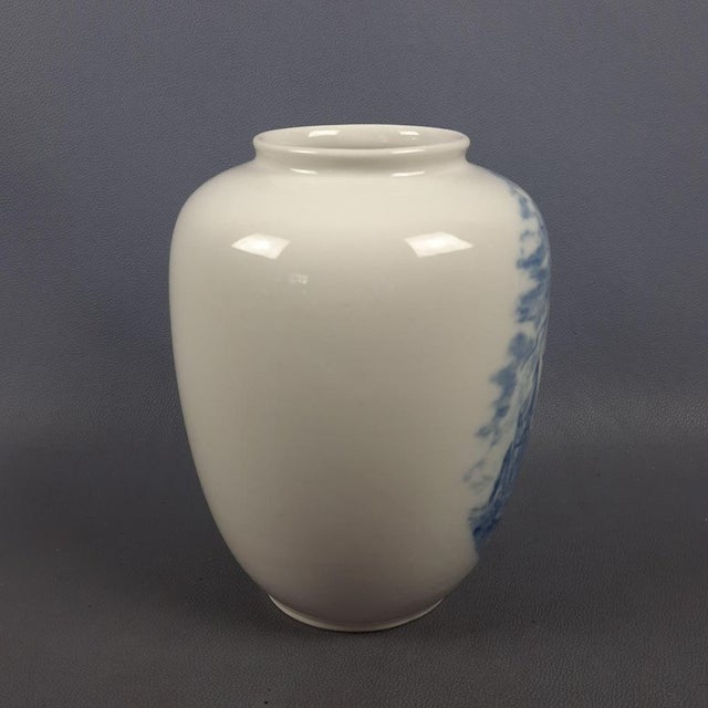 Wonderful vintage ceramic vase, of Italian manufacture in Verbano, white with blue naval theme, excellent design for...