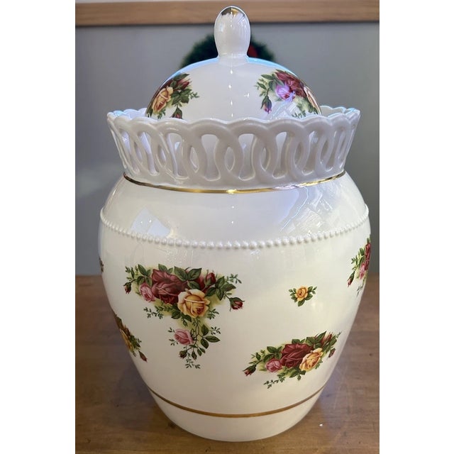 Add timeless English charm to your collection with this beautiful vintage Royal Albert “Old Country Roses” cookie...