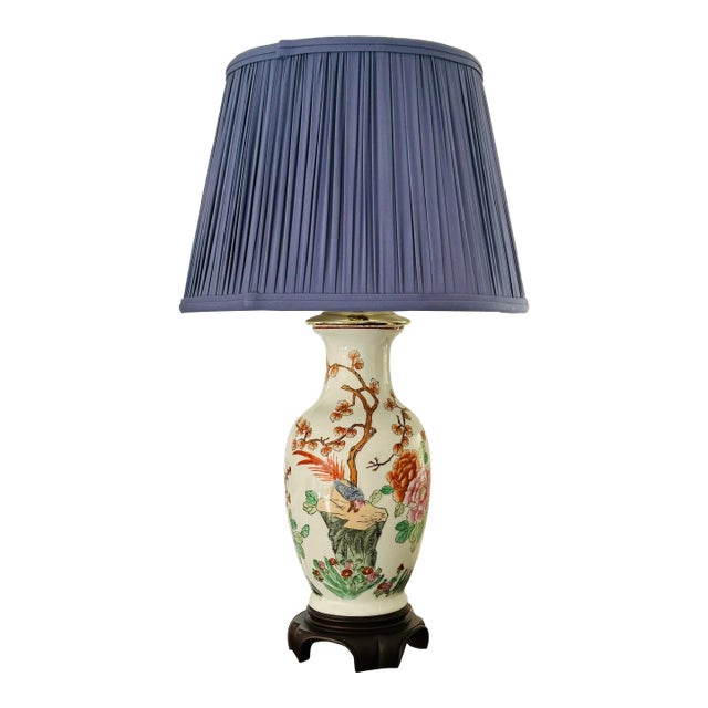 Vintage Chinese Porcelain Pottery Chinoiserie Table Lamp With Blue Shirred Fabric Shade For Sale