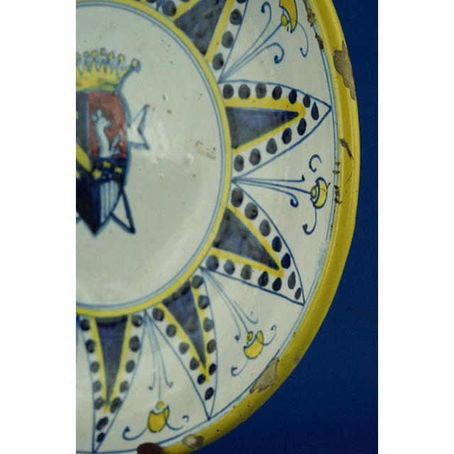 Antique Italian Ceramic Plate with Noble Coat of Arms from Montelupo Manufacture, 1700s For Sale - Image 6 of 18