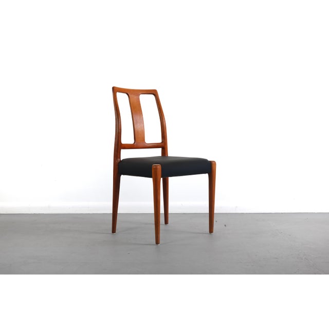 A gorgeous set of sculptural teak chairs with eye catching lines and solid construction. The seats have recently been...