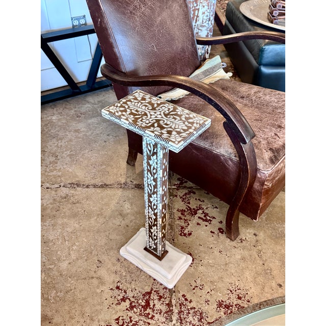 1990s Vintage Damascus Mother-of-Pearl Inlay Pedestal Side Table With Natural Marble Base For Sale - Image 5 of 9