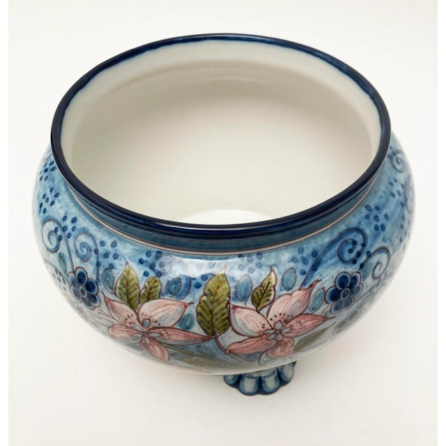 Cornflower Blue Late 20th Century Tichelaar Makkum Three-Footed Hand-Painted Planter For Sale - Image 8 of 10