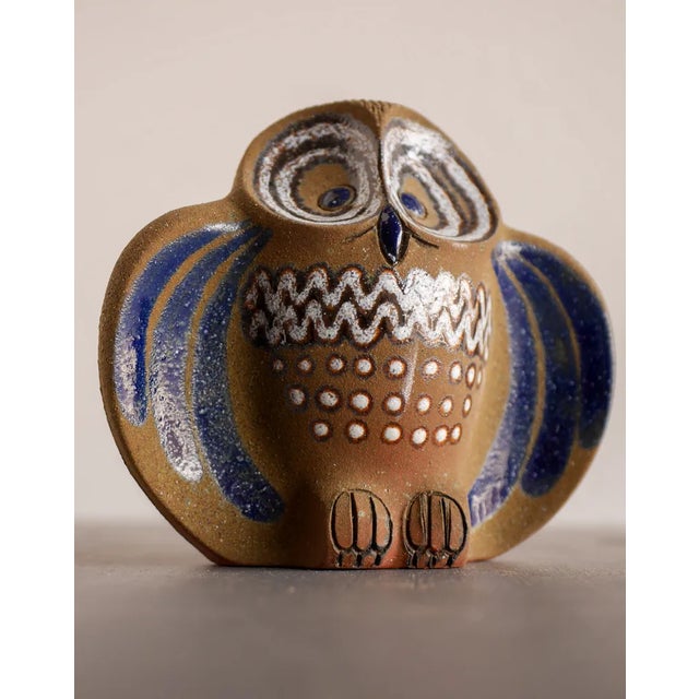 A fantastic vintage ceramic/stoneware figurine/ sculpture depicting an owl made by Thomas Hellström for Nittsjö Sweden....