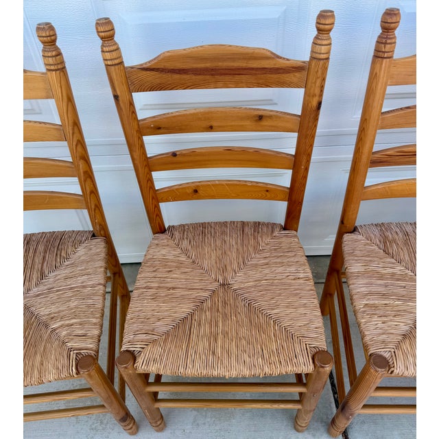 Mid 20th Century Set of 6 Ladder Back Shaker Farm House Chairs With Rush Seats For Sale - Image 4 of 17