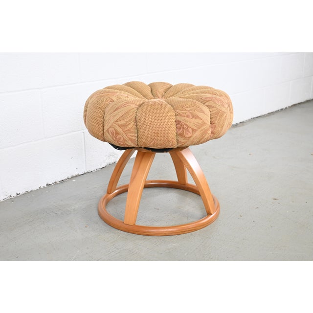 1940s Heywood-Wakefield Vanity Pouf Stool, 1940s For Sale - Image 5 of 9