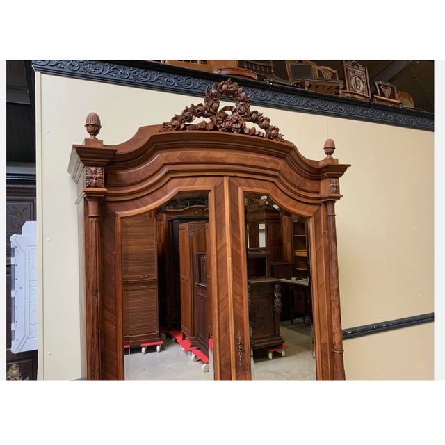 Age: circa 1910 Wood type: veneered walnut Condition: very good, well-maintained, fully refurbished original condition...