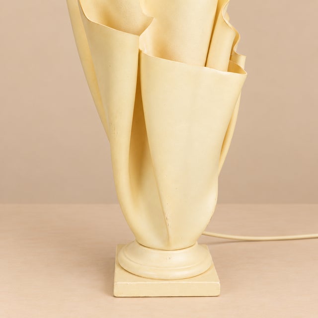 Resin handkerchief-shaped lamp with a plaster base. Original label under the base. European Plug (up to 250V).The wiring...