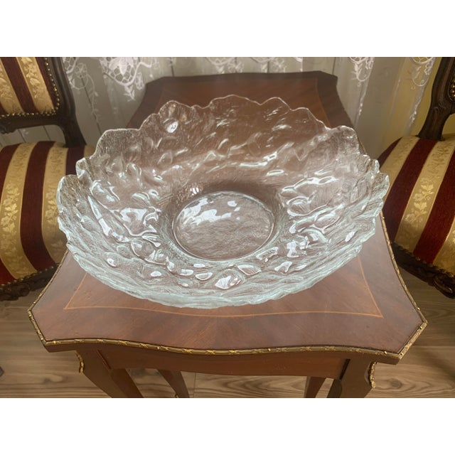 HUGE GLASS BOWL 1970s made of glass, with a wavy, irregular shape on the edge and embossed leaf-shaped patterns. The color...