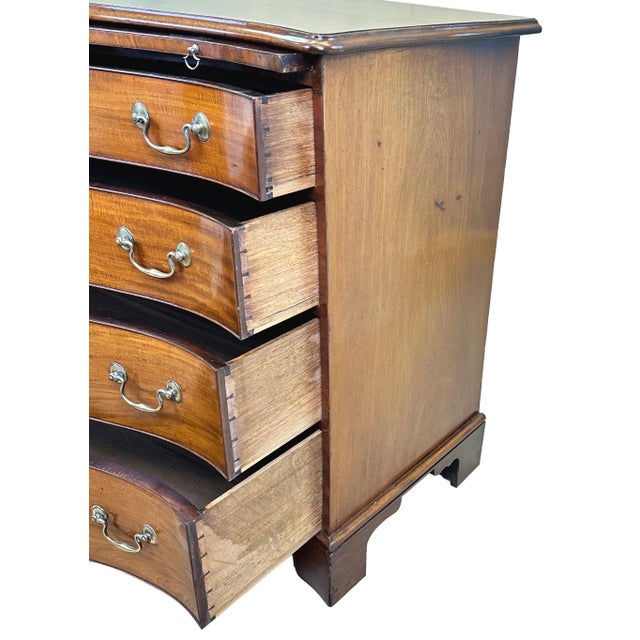 Mid 18th Century Georgian Mahogany Serpentine Chest of Drawers, 1760 For Sale - Image 5 of 10