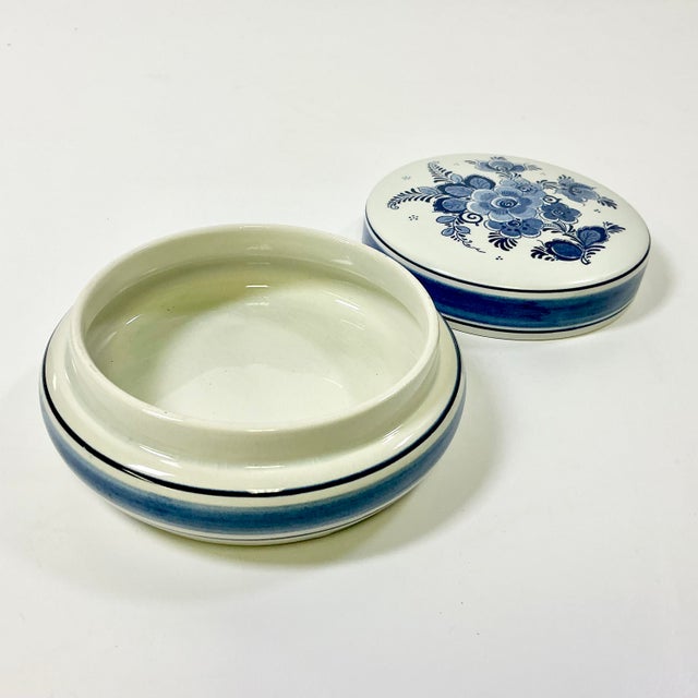 1940s Vintage Hollywood Regency Boho Chic Delft Hand Painted Covered Trinket Box For Sale - Image 10 of 13