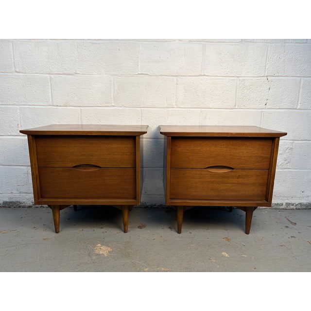 Mid-Century Modern Pair of Mid 20th Century Walnut Nightstands For Sale - Image 3 of 16