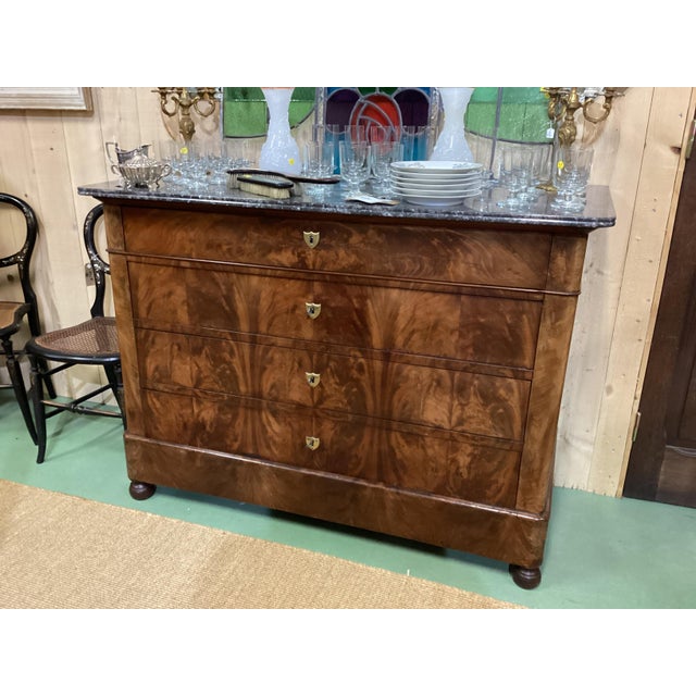 French 19th Century Louis-Philippe Flame Mahogany Commode W/ Marble Top For Sale - Image 3 of 11
