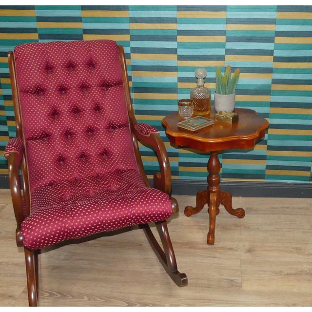 Classic side table Charming coffee/side table with elegantly curved legs in the Chippendale style Round tabletop with...