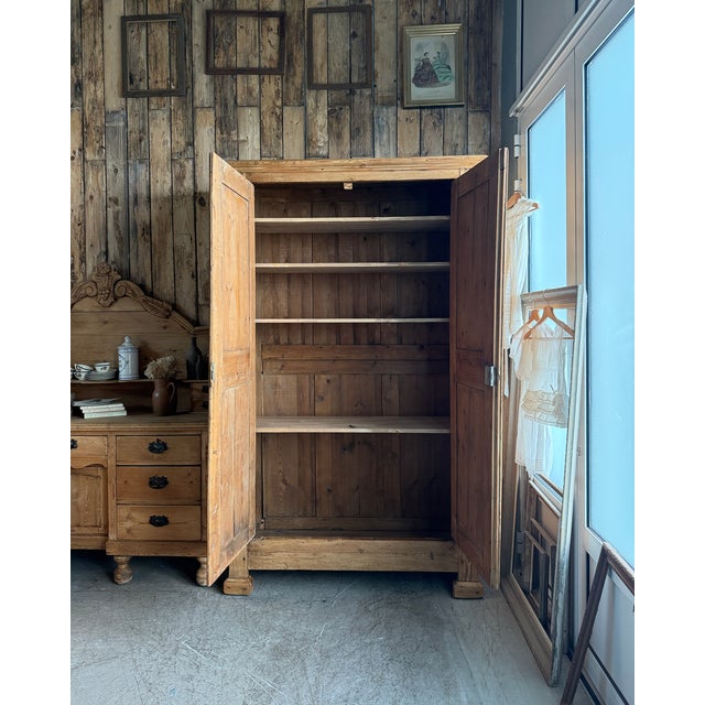 This large solid pine linen cupboard dates from the mid-19th century. Entirely pegged, it features traditional...