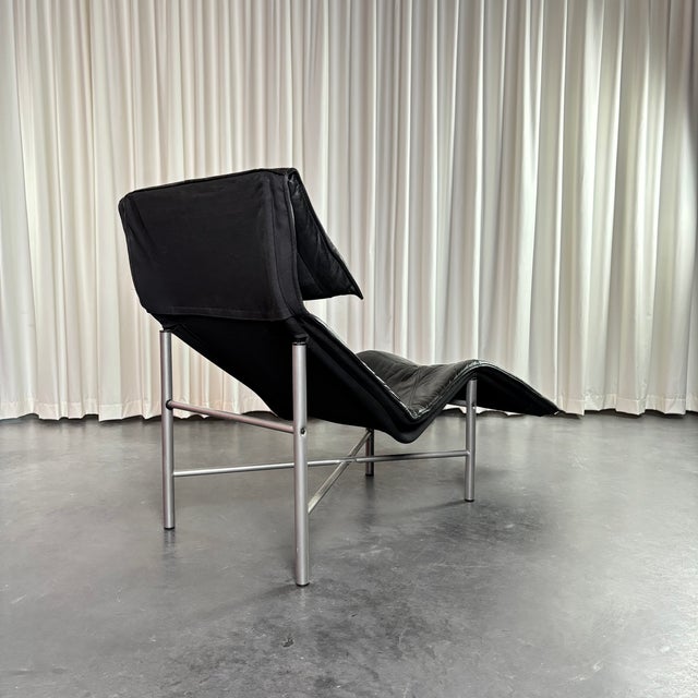 1980s Skye Chaise Longue in Black Leather attributed to Tord Björklund for Ikea, Sweden, 1980s For Sale - Image 5 of 10