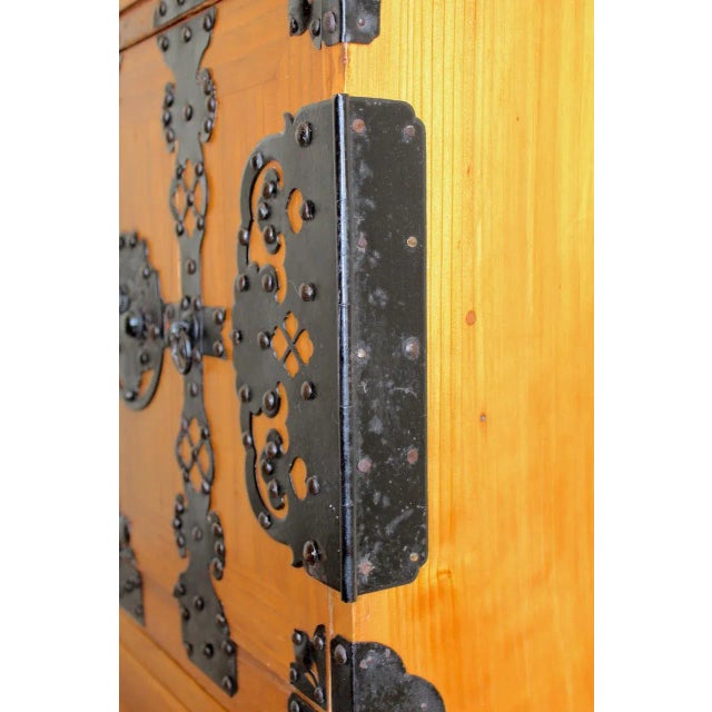 Antique Japanese Matsumoto Tansu Chest on Chest - Meiji Period Keyaki Wood | Rare Kasane Tansu For Sale - Image 11 of 16
