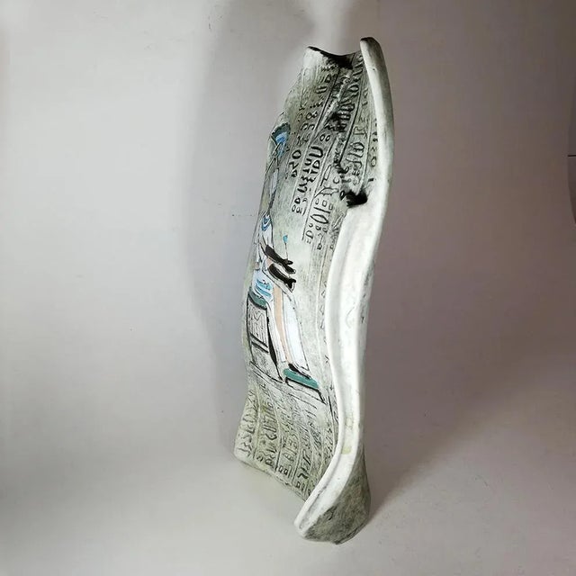 This piece is made of ceramic in polychrome on a white base. It depicts figures of Egyptian inspiration with polychrome...