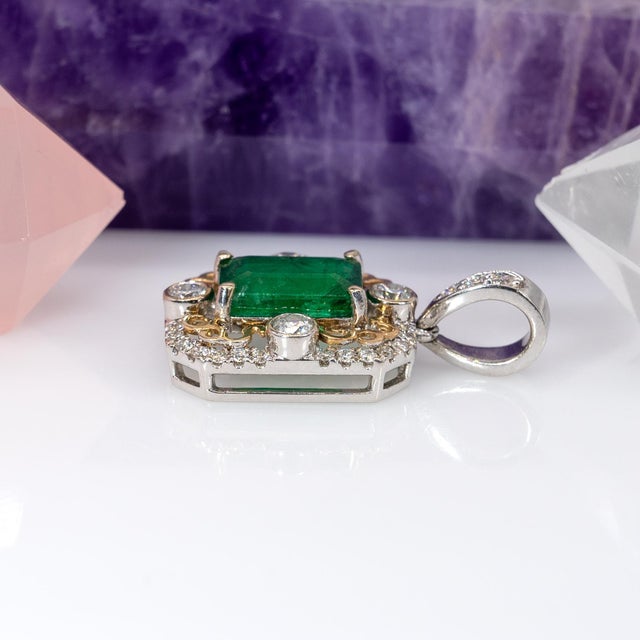 1.4ct Emerald Pendant With Natural Diamonds Accents: Solid 14k Gold, 7x5mm For Sale In Columbus - Image 6 of 9