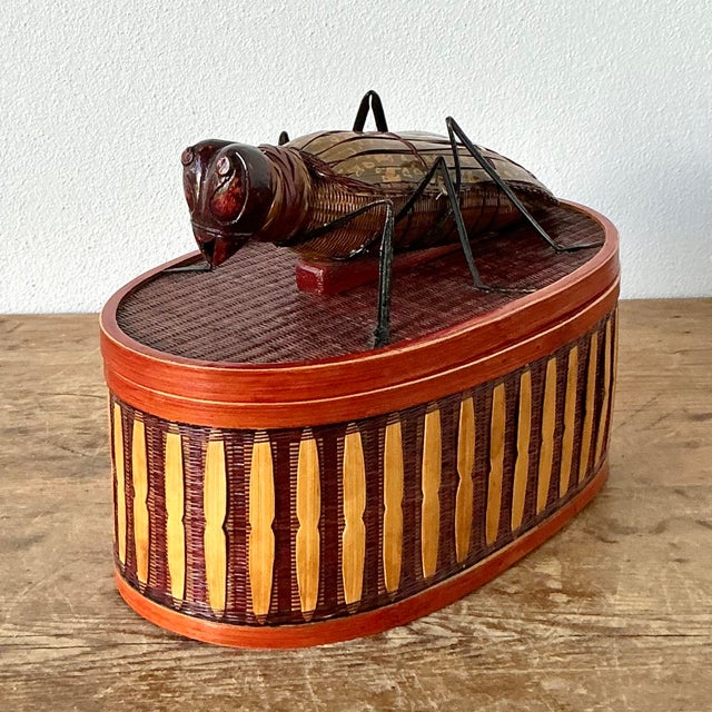 This enchanting vintage "Shanghai Weave" box is a masterclass in artisanal basketry, featuring a whimsical yet...