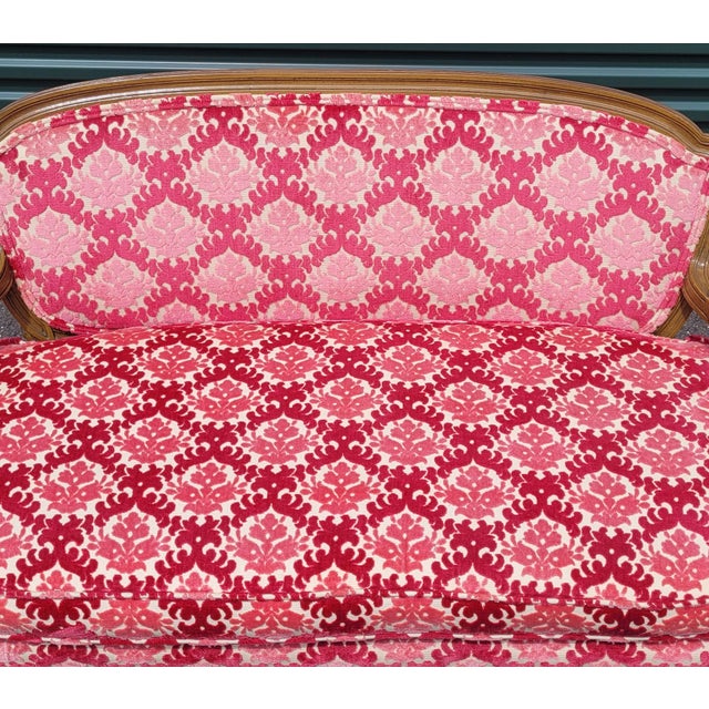 Fine 1950s Hollywood Style Velvet Settee For Sale - Image 10 of 11