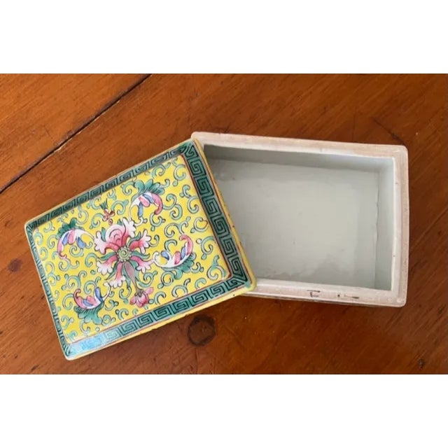 Chinese Guangxu Period Late 19th Century Porcelain Hand Decorated Box For Sale - Image 4 of 6