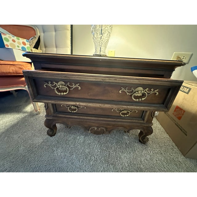French Provincial Vintage Drexel Heritage Brittany Collection Louis XV French Provincial Nightstand End Tables (Pair) For Sale - Image 3 of 17