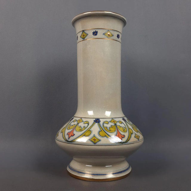 Wonderful vintage ceramic vase, signed manufacture on a Gialletti G.P. base. Deruta, particular long neck design with an...